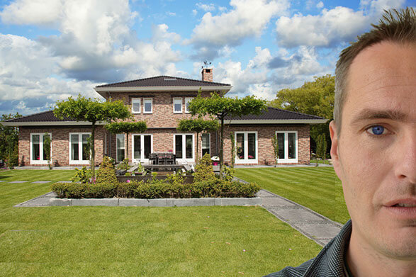 Foto van een project van bouwkundig tekenbureau Jan Geleijnse. Op de foto is een mooie symmetrische vrijstaande villa te zien. Rechts op de voorgrond van de foto is de helft van het gezicht van Jan Geleijnse te zien.