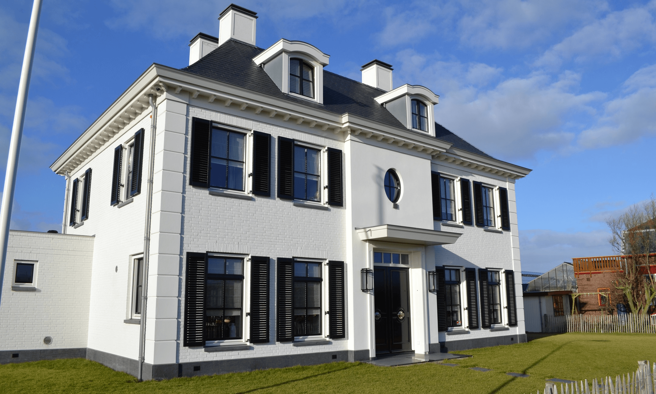 klassieke-villa-modern-comfort-jan-geleijnse-hvh-1 Zij-aanzicht 3d render van een ontwerp van een klassieke villa met modern comfort door Jan Geleijnse.