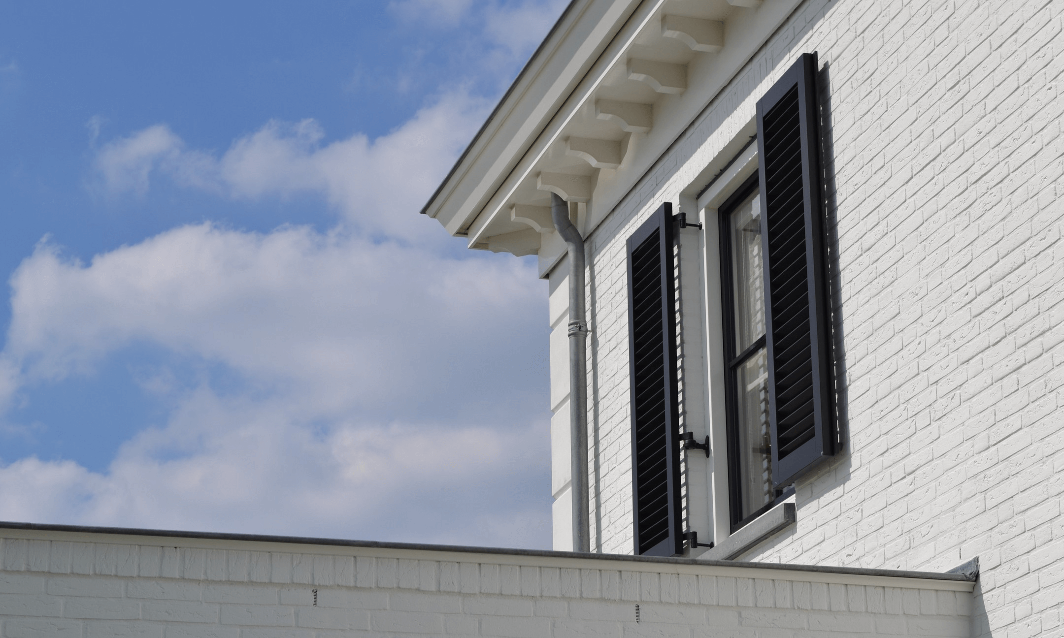 Raam met Franse shutters. 3d render van een ontwerp van een klassieke villa met modern comfort door Jan Geleijnse.